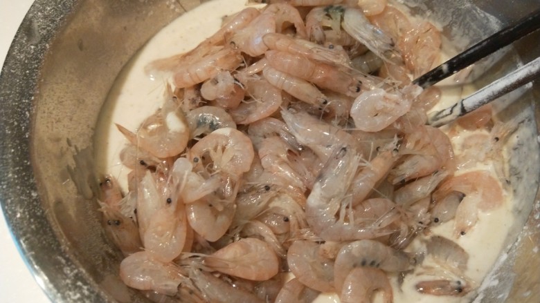 香炸小河虾,倒入小虾沾均匀调料糊。
