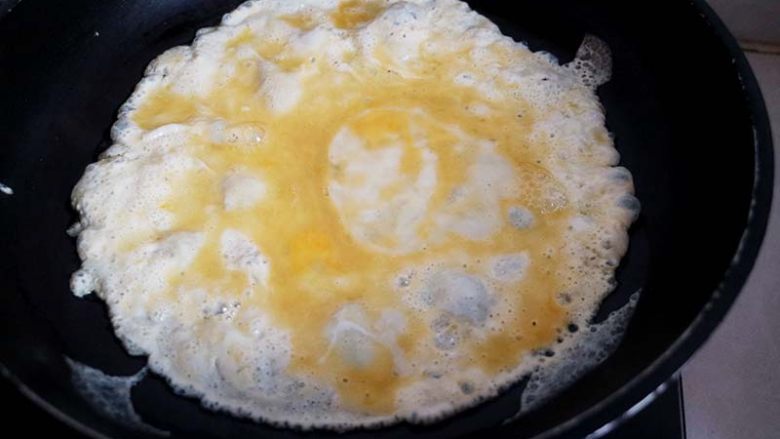 凉拌菠菜蛋条,锅中摊开鸡蛋液摊开，待鸡蛋熟透再成出备用。