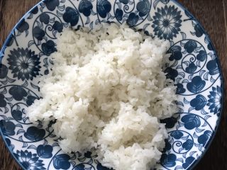 咸鸭蛋炒饭
,米饭一碗，隔夜米饭也可以
