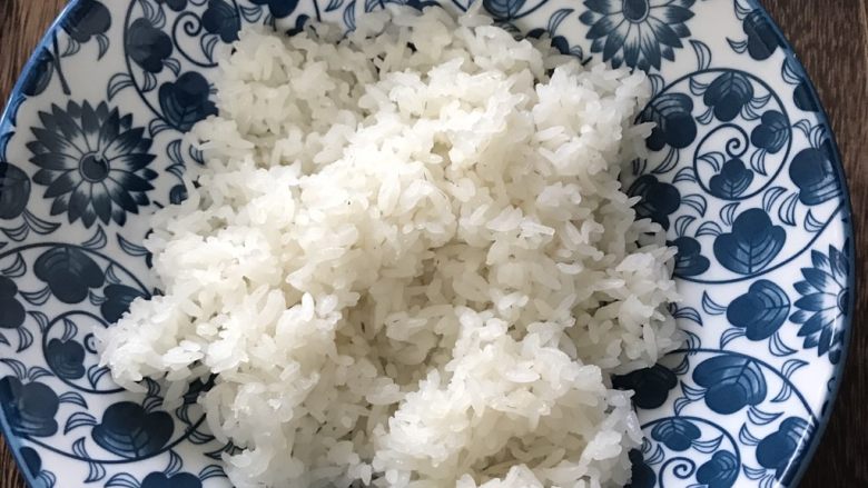 咸鸭蛋炒饭
,米饭一碗，隔夜米饭也可以