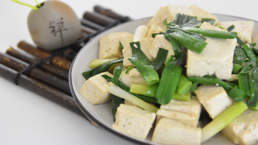 青蒜炒豆腐—质脆味鲜，还能健脾胃和清热散血