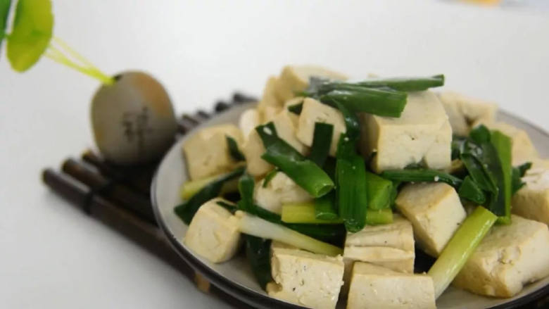 青蒜炒豆腐—质脆味鲜，还能健脾胃和清热散血,一盘又香又好吃的素菜出炉啦