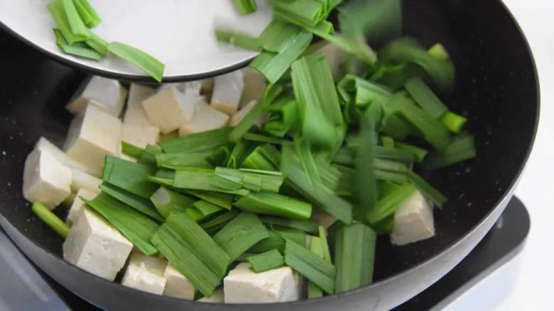 青蒜炒豆腐—质脆味鲜，还能健脾胃和清热散血,
放入剩余蒜末翻炒。