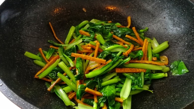 耗油青菜煎豆干,油菜炒软变绿就好了，好简单吧，出锅。