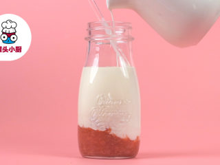 少女心爆棚的草莓牛奶,用玻璃棒引流，慢慢倒入一层淡奶油，再倒入全脂牛奶