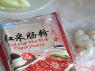虾仁红米肠粉卷,准备好所用原料，虾仁室温解冻。