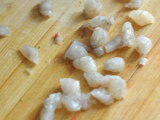 虾仁红米肠粉卷,然后切粒。
