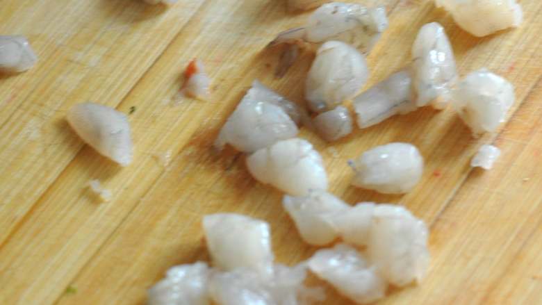 虾仁红米肠粉卷,然后切粒。