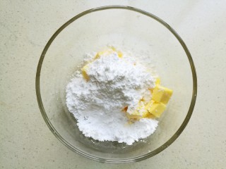 创意葡萄饼干,在黄油中加入糖粉。