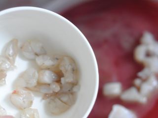 虾仁红米肠粉卷,将虾仁粒由一边撒入。
