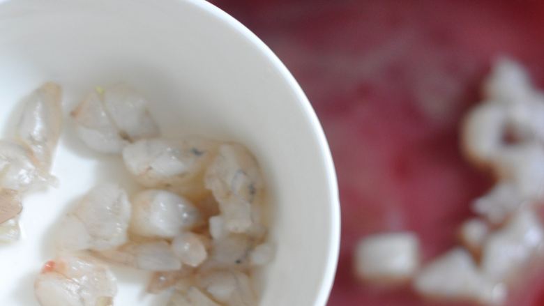 虾仁红米肠粉卷,将虾仁粒由一边撒入。