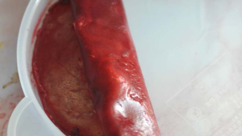 虾仁红米肠粉卷,由一侧卷起，边卷边小心揭皮。不要弄破。