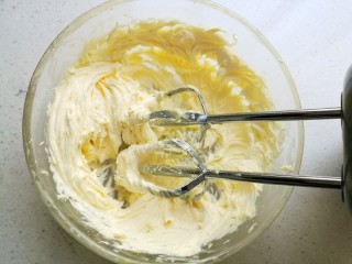 创意葡萄饼干,每次都搅打到蛋液和黄油完全混合。