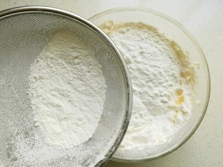 创意葡萄饼干,将低筋面粉筛入己经打好的混合物中。