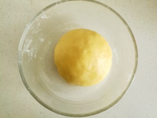 创意葡萄饼干,用手揉成一个光滑的面团。