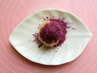 创意葡萄饼干,在中份面团中加入果粉。