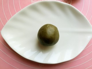 创意葡萄饼干,把抹茶粉揉入到小份面团里，成为绿色面团。