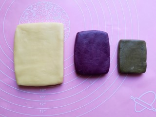 创意葡萄饼干,将三色面团寸幹成面片，放入冰箱冷藏20分钟。