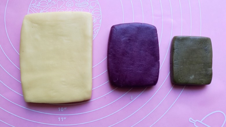 创意葡萄饼干,将三色面团寸幹成面片，放入冰箱冷藏20分钟。