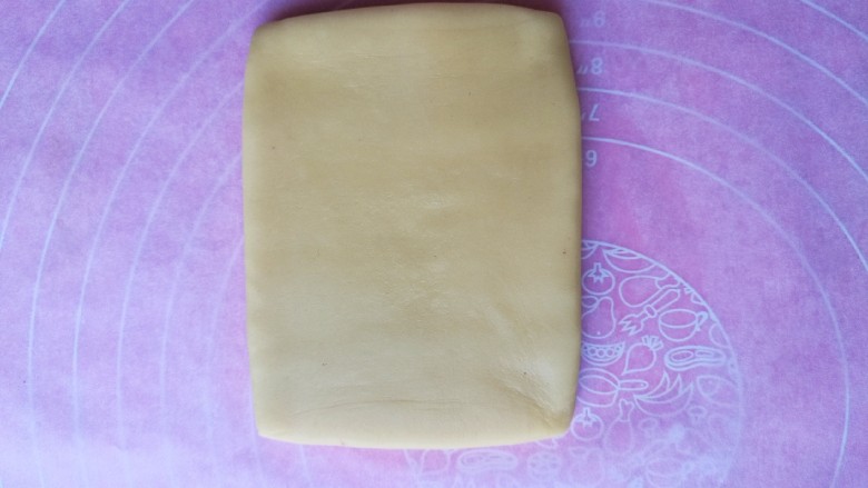 创意葡萄饼干,取出冷藏好的面片，面片下面铺上一张油纸。