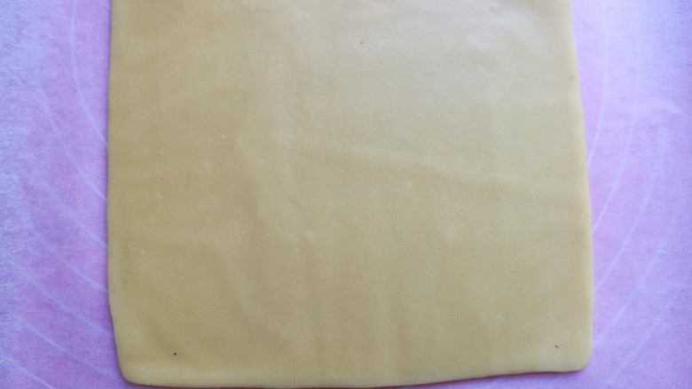 创意葡萄饼干,用擀面杖擀成厚约2mm的薄片。