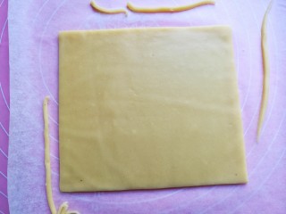 创意葡萄饼干,用刀将面片四边裁切整齐。
