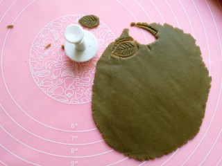创意葡萄饼干,将绿色面团擀成薄片，用模具压出叶子的形状。
