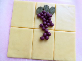 创意葡萄饼干,随心意将葡萄粒和叶子摆放在饼干主体上。