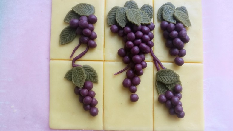 创意葡萄饼干,直到全部组装好，我又把紫色果粒搓细，摆在上下萄萄间做藤。