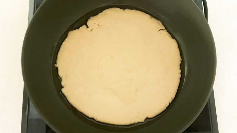 外酥内软的家常油饼,锅烧热后加入1勺花生油，油温6分热的时候放入饼坯，全程小火烙制
