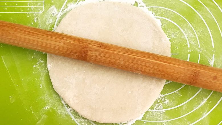 外酥内软的家常油饼,取一个面团，用擀面杖擀制饼坯