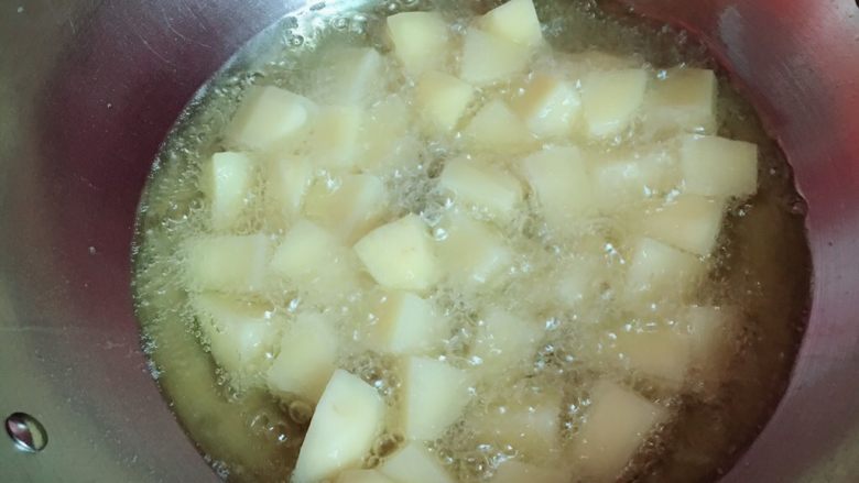 绝味土豆,热油，把土豆放入锅中炸熟