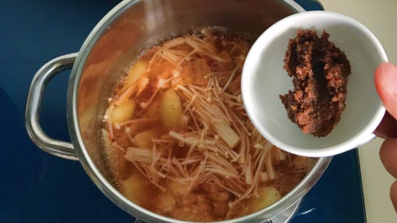 酸辣泡菜锅,加入大酱，用筷子或者勺子把成块的大酱搅拌开，也可以加少许水先把大酱融化后再倒入锅中