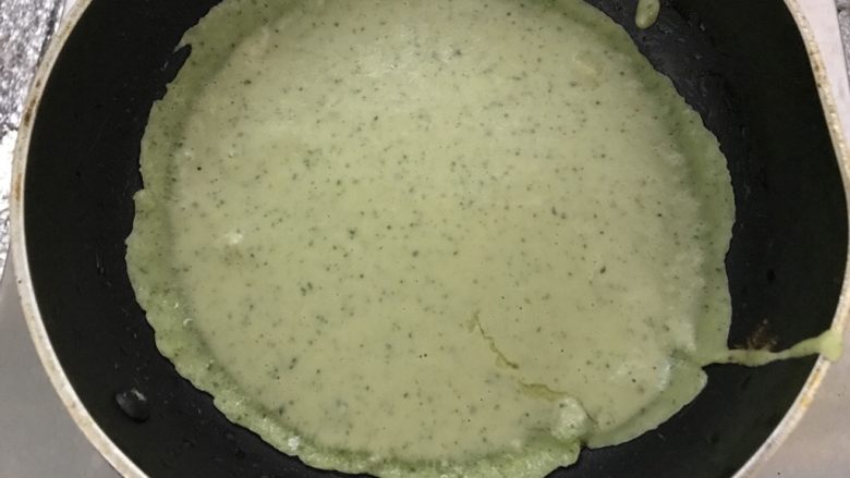 小白也能轻松做，青瓜汁鸡蛋饼,把面糊用勺子倒入，然后转圈让锅底均匀铺满面糊。