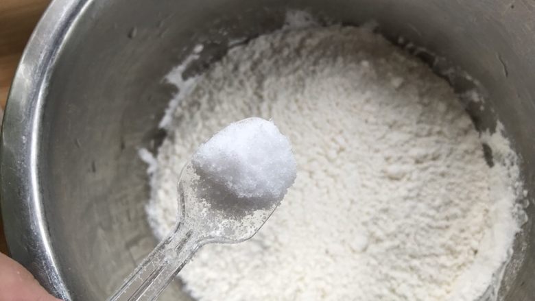 小白也能轻松做，青瓜汁鸡蛋饼,面粉倒入大盆中，加入盐，大概指甲盖大小的盐。