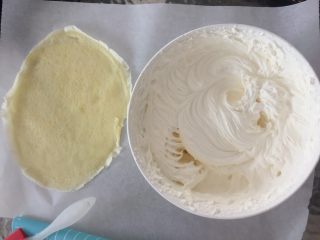 原味千层奶油蛋糕卷,将奶油和白糖混合打发至八成发即可，
准备一张稍长的油纸。