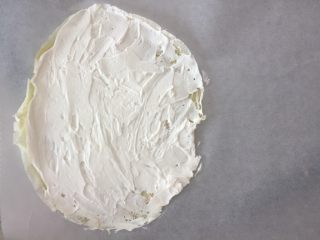 原味千层奶油蛋糕卷,将千层皮铺在上面，抹上一层奶油。
