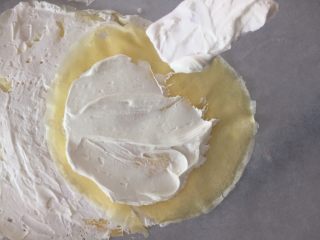 原味千层奶油蛋糕卷,再铺上一张千层皮(压住前面那张千层皮的四分三处)，抹上一层奶油，再循环操作。
