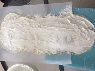 原味千层奶油蛋糕卷,直至全部铺完。