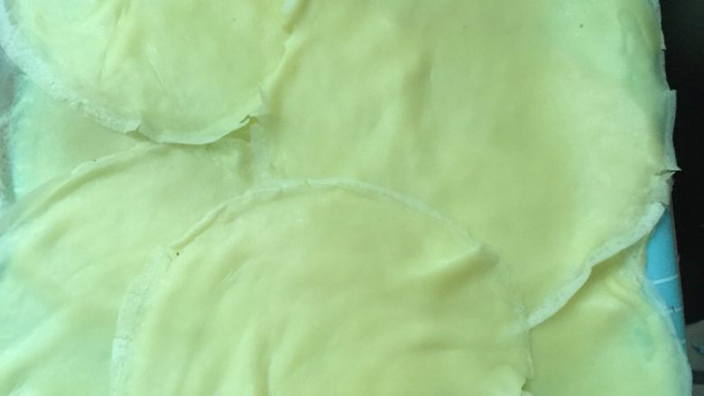 原味千层奶油蛋糕卷,放在揉面垫上放凉待用。