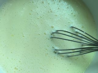 原味千层奶油蛋糕卷,将玉米油和牛奶混合，加入打散的鸡蛋液搅拌均匀。