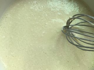 原味千层奶油蛋糕卷,继续搅拌混合。