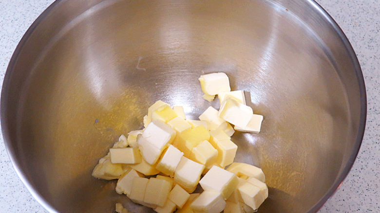 法式小甜点【椰蓉柠檬小方】,制做酥饼底。将黄油软化切丁
