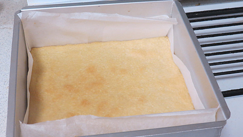 法式小甜点【椰蓉柠檬小方】,烤至四周微黄，将烤好的饼底取出，略微放凉一下