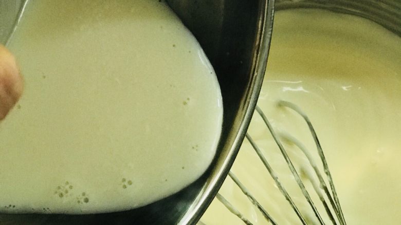 酸奶冻芝士,把牛奶吉利丁溶液倒入奶酪糊中拌匀