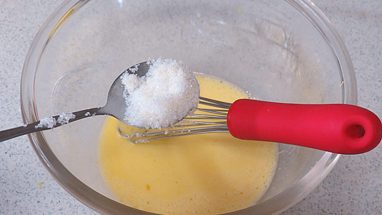 法式小甜点【椰蓉柠檬小方】,分三次加入柠檬砂糖拌匀