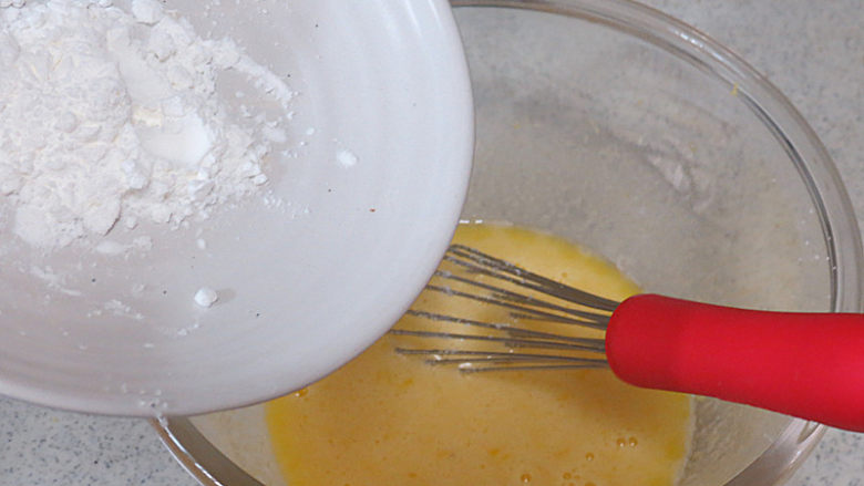 法式小甜点【椰蓉柠檬小方】,再加入玉米淀粉拌匀
