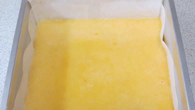 法式小甜点【椰蓉柠檬小方】,液体过筛，倒入酥饼底上