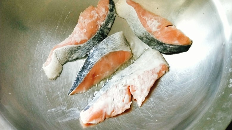 胶东风味秋鲑鱼,热锅热油，煎制秋鲑鱼