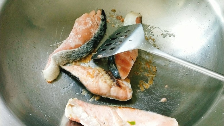 胶东风味秋鲑鱼,两面煎至定型